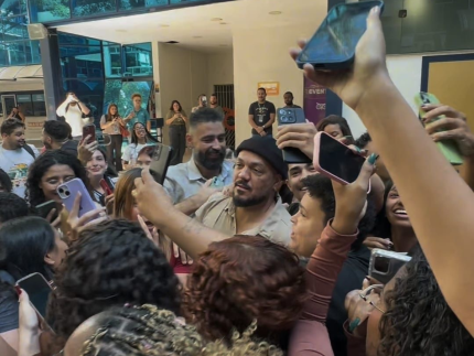 belo-visita-universidade-no-rio-e-atrai-multidao-de-fas