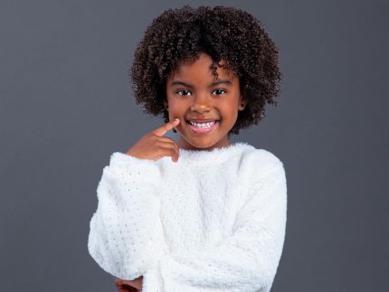 atriz-mirim-de-6-anos-estreia-em-novelas-da-globo-com-trama-dramatica-em-“quem-ama-cuida”