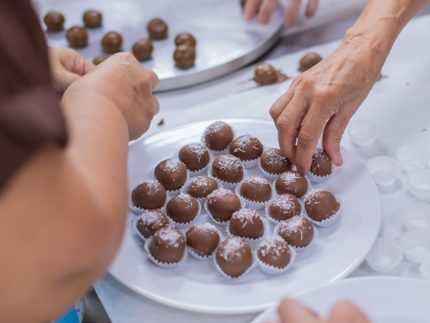 por-lei,-chocolate-agora-exige-mais-cacau;-regra-divide-opinioes-de-produtores