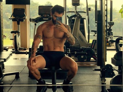 gusttavo-lima-exibe-corpo-sarado-nas-redes-sociais-e-andressa-suita-reage