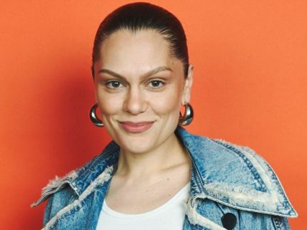 jessie-j-celebra-remissao-do-cancer-de-mama:-“solucei-durante-horas”