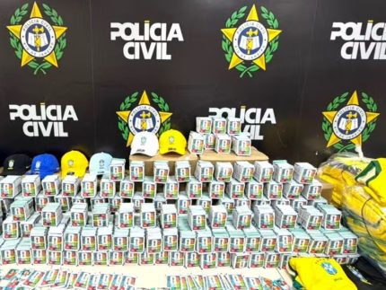 policia-encontra-200-mil-figurinhas-falsificadas-da-copa-em-onibus-no-rio