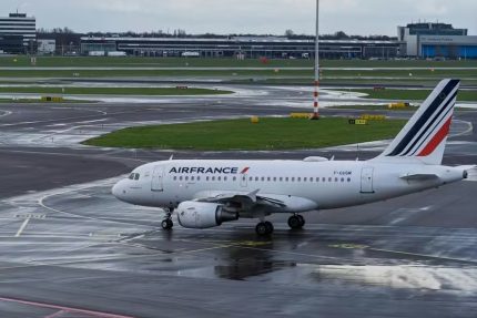 aviao-e-desviado-apos-passageiro-com-suspeita-de-exposicao-ao-ebola-embarcar-rumo-aos-eua