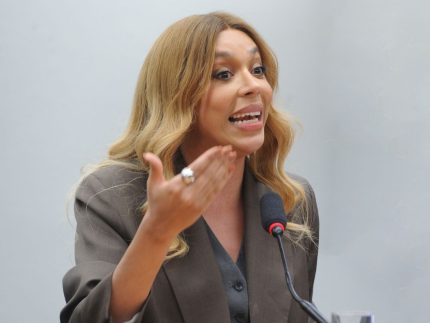 erika-hilton-discute-com-reporter-apos-questionamento-sobre-banheiro-para-trans