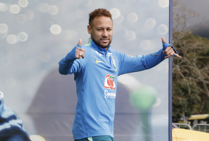 neymar-vai-a-campo-e-assiste-a-treino-da-selecao.-veja!