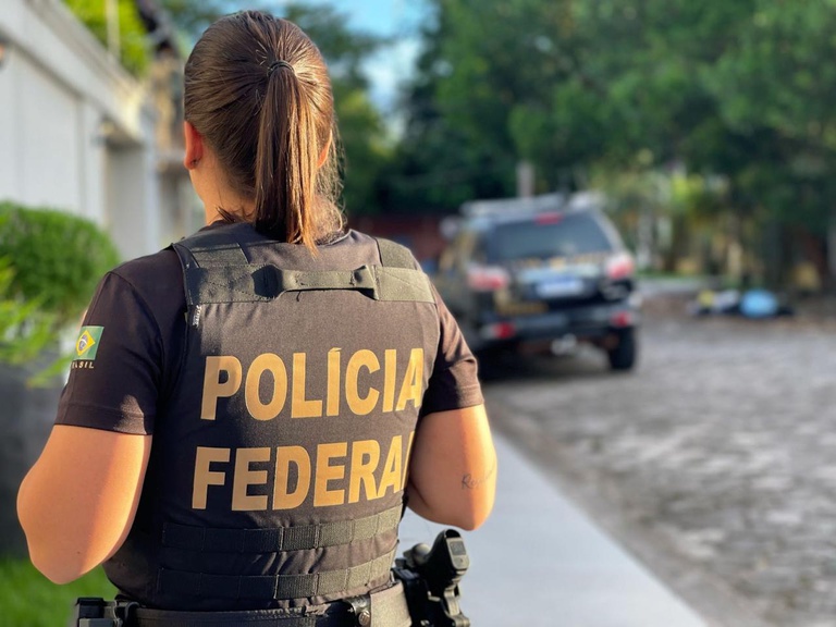 Viatura da Polícia Federal durante operação de prisão em Porto Velho.