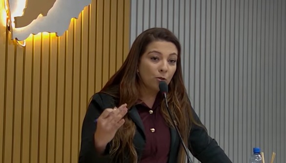 Vereadora Lays Maira durante sessão da Câmara de Sena Madureira