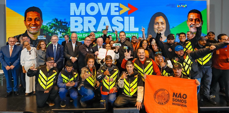 Presidente Lula durante anúncio do programa de crédito para motoristas de aplicativos e taxistas em São Paulo.