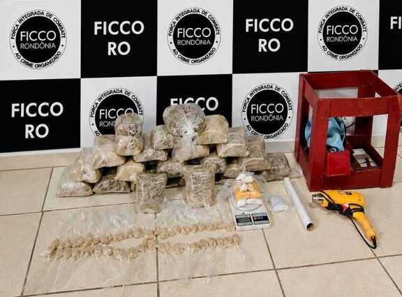 Agentes da FICCO durante apreensão de drogas em operação policial em Porto Velho.