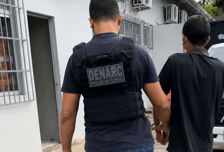 Agentes da Denarc durante operação que resultou na prisão de condenado por tráfico em Porto Acre.