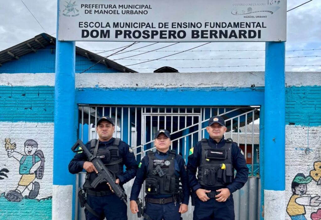 Policiais militares durante patrulhamento escolar da Operação Escola Segura no interior do Acre.