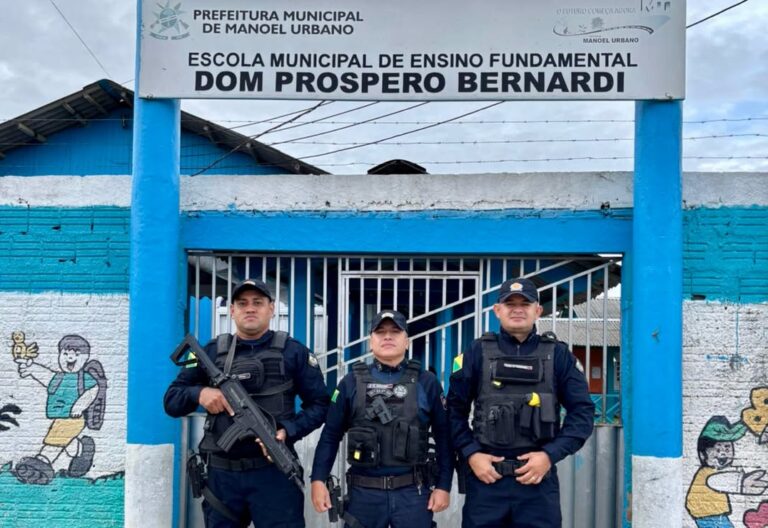 Policiais militares durante patrulhamento escolar da Operação Escola Segura no interior do Acre.