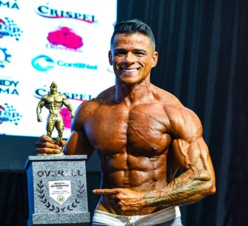 Atleta Rafael Cardoso exibindo troféu conquistado no Campeonato Acreano de Fisiculturismo.