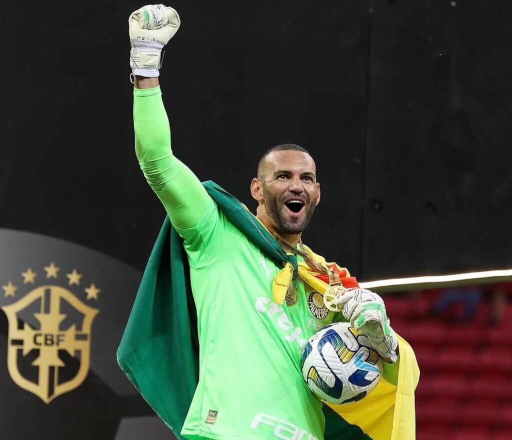 Goleiro acreano Weverton Pereira com uniforme da Seleção Brasileira após convocação para a Copa do Mundo.