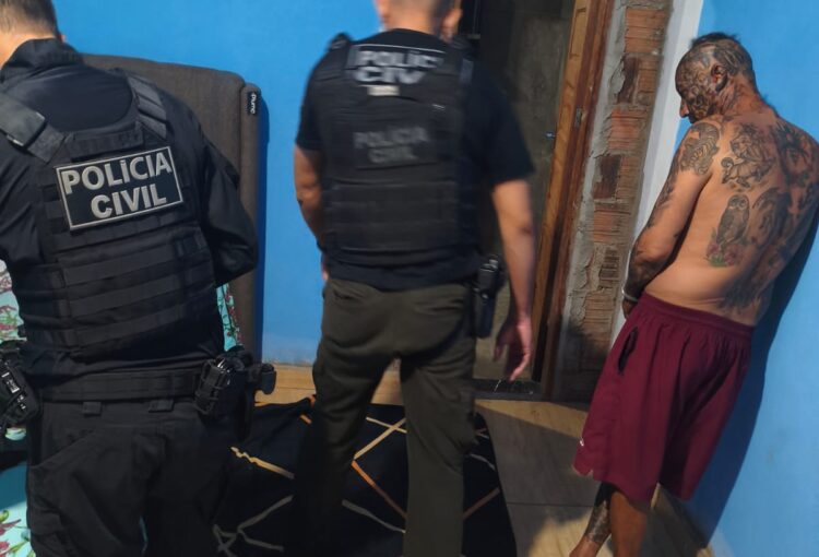 Policiais civis durante operação contra organização criminosa em municípios do Acre.
