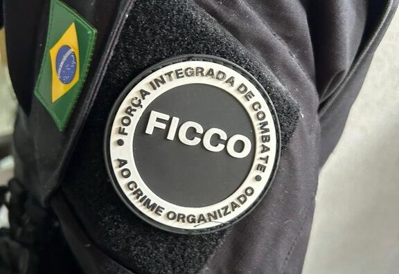 Agentes da FICCO durante operação contra tráfico de drogas em Rio Branco.