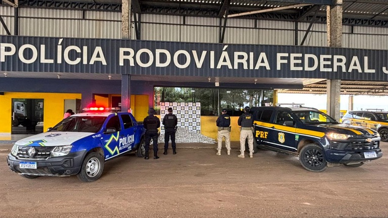 Polícia Rodoviária Federal apreende tabletes de skunk em veículo na BR-429 em Rondônia.