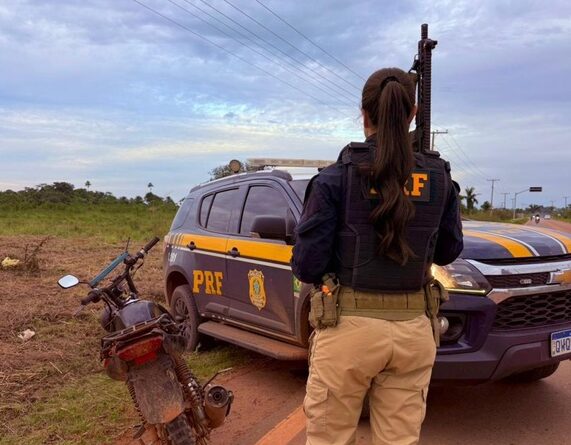 Motocicleta recuperada pela PRF durante fiscalização na BR-317 em Boca do Acre.