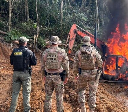 Agentes da PF e do ICMBio durante operação contra garimpo ilegal em Rondônia