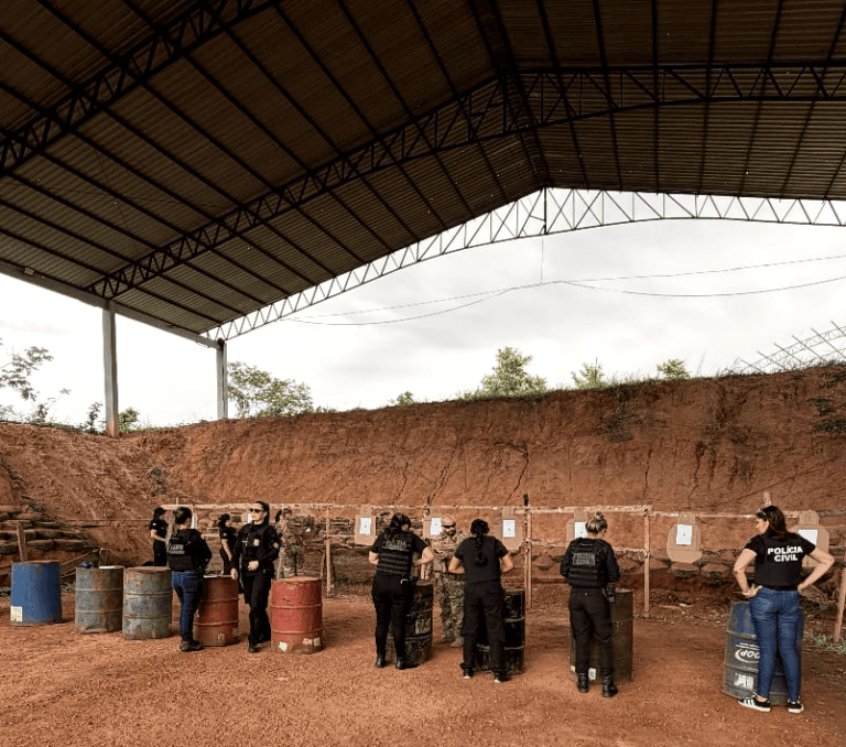 Policiais civis participando de treinamento com pistolas Glock no estande de tiros da Acadepol, no Acre.
