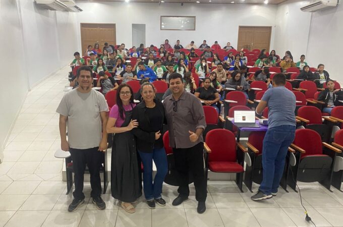 Professores realizam palestra sobre saúde mental para estudantes da Escola Dom Júlio Mattioli em Sena Madureira.