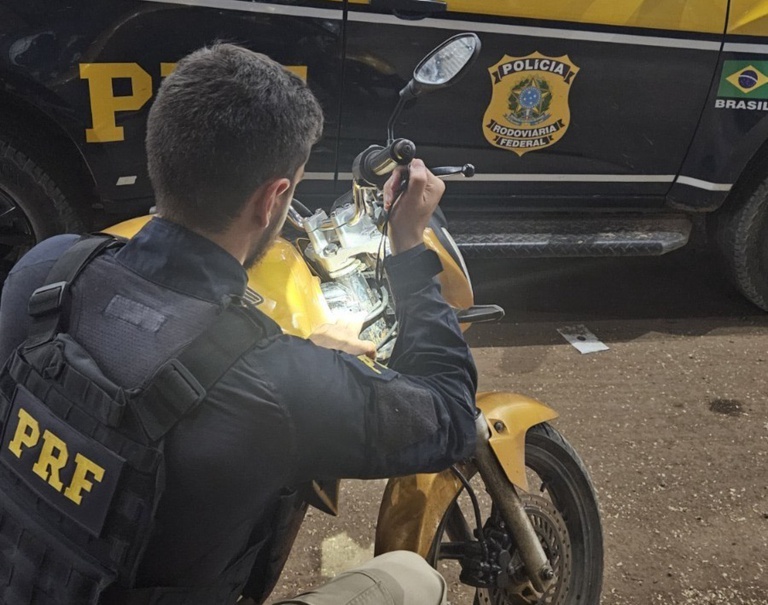 Polícia Rodoviária Federal realizando fiscalização de veículos em rodovia federal em Rondônia durante operação.