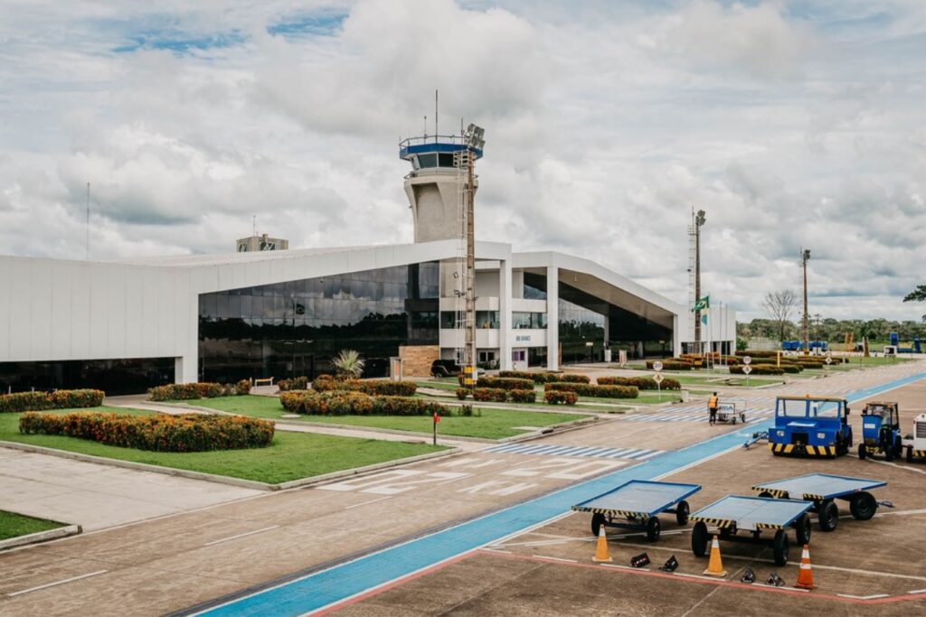 Avião em aeroporto durante atraso de voo analisado em decisão do Tribunal de Justiça do Acre sobre pedido de danos morais.