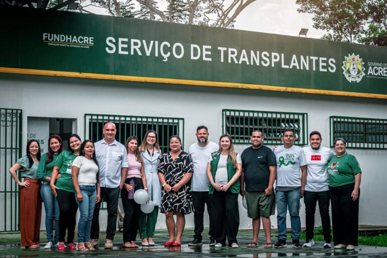 Equipe médica e pacientes celebrando o sucesso de transplantes na Fundhacre, Acre.
