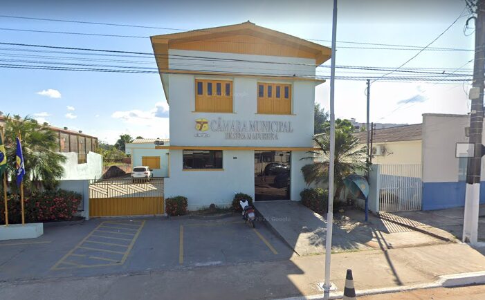 Comunicado oficial da Câmara Municipal de Sena Madureira informando adiamento de sessão ordinária.