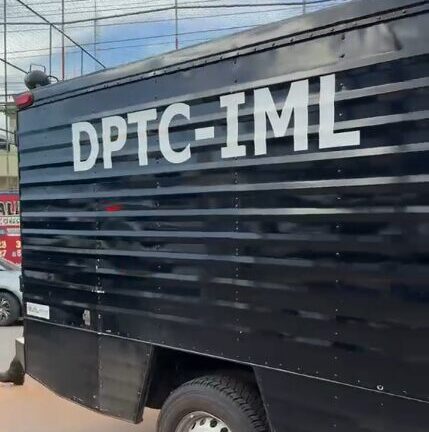 quipe do IML em frente a escola após ataque com vítimas fatais em Rio Branco
