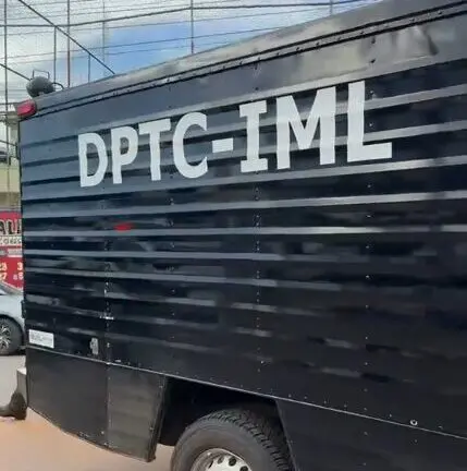 quipe do IML em frente a escola após ataque com vítimas fatais em Rio Branco