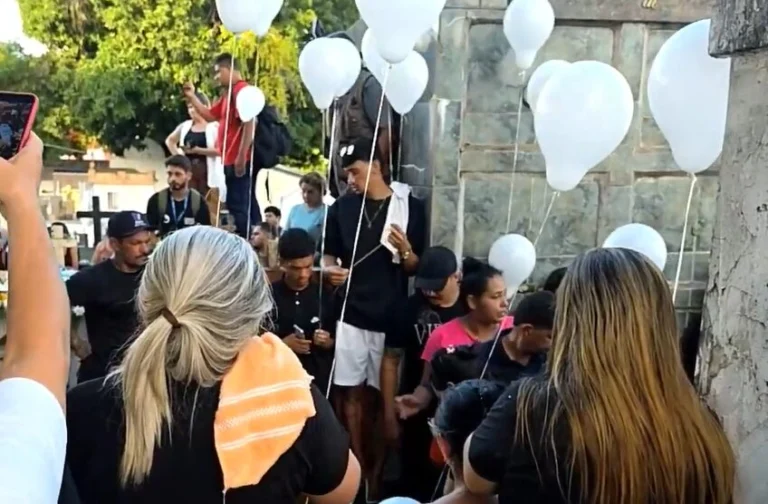 Multidão presta homenagem com balões e aplausos durante velório das inspetoras em Rio Branco.