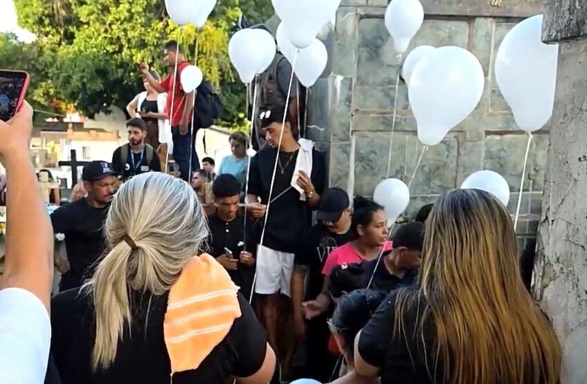 Multidão presta homenagem com balões e aplausos durante velório das inspetoras em Rio Branco.