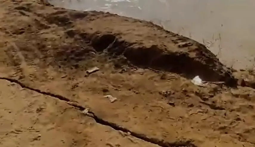 Barranco desmorona em área de travessia do Rio Juruá em Rodrigues Alves