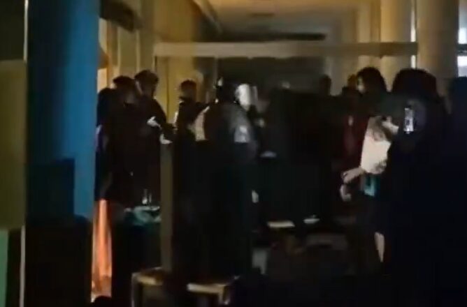 Policiais militares durante ação de desocupação na Reitoria da USP no campus do Butantã.