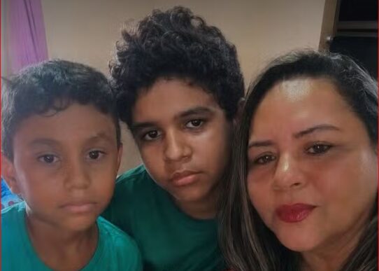 Professora Maria Lúcia ao lado dos dois filhos adotivos em Tarauacá, no interior do Acre.