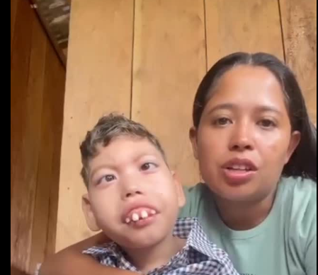 Pedro Erick ao lado da mãe Andrea durante campanha solidária por cadeira de rodas em Sena Madureira.