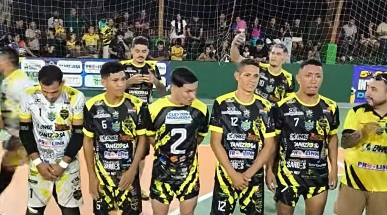 Jogadores do Mototáxi Futsal Clube comemorando o título do 5º Copão Intermunicipal de Futsal em Manoel Urbano.