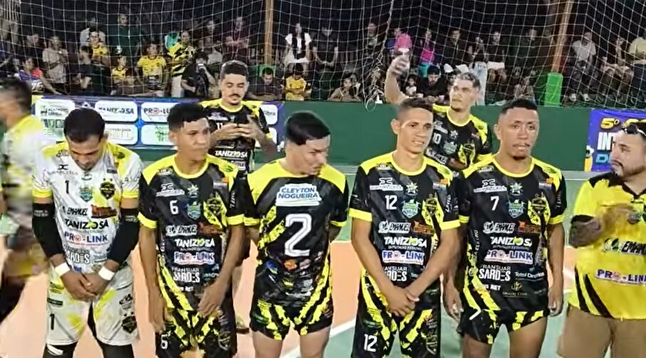 Jogadores do Mototáxi Futsal Clube comemorando o título do 5º Copão Intermunicipal de Futsal em Manoel Urbano.