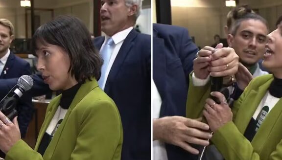 Vereadora Juliana Souza durante confusão na Câmara de Porto Alegre após citar Flávio Bolsonaro.