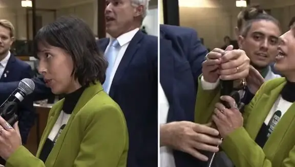 Vereadora Juliana Souza durante confusão na Câmara de Porto Alegre após citar Flávio Bolsonaro.