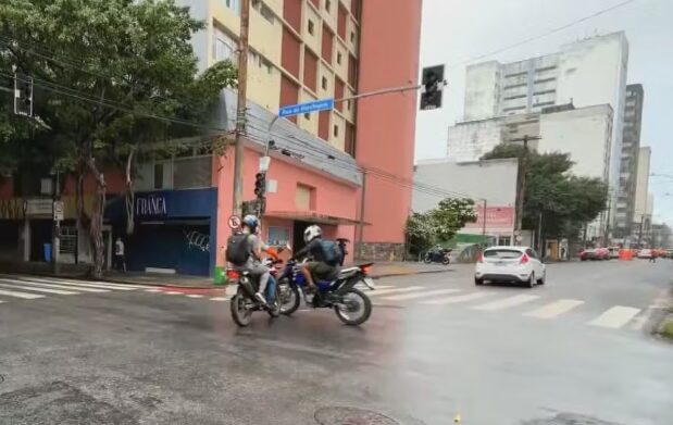 Acidente entre motos registrado ao vivo durante reportagem da TV Globo no Recife.