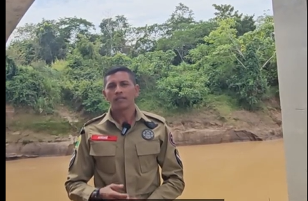 Pessoas saltando da Ponte da Sibéria, em Xapuri, durante cheia do Rio Acre, enquanto autoridades alertam sobre os riscos da prática