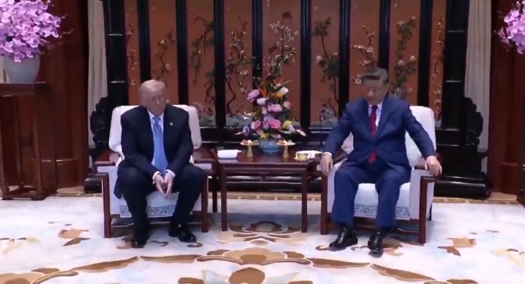 Donald Trump e Xi Jinping sentados durante reunião oficial com destaque para diferença de altura das cadeiras.