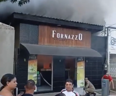 Bombeiros combatendo incêndio em pizzaria no município de Tarauacá.