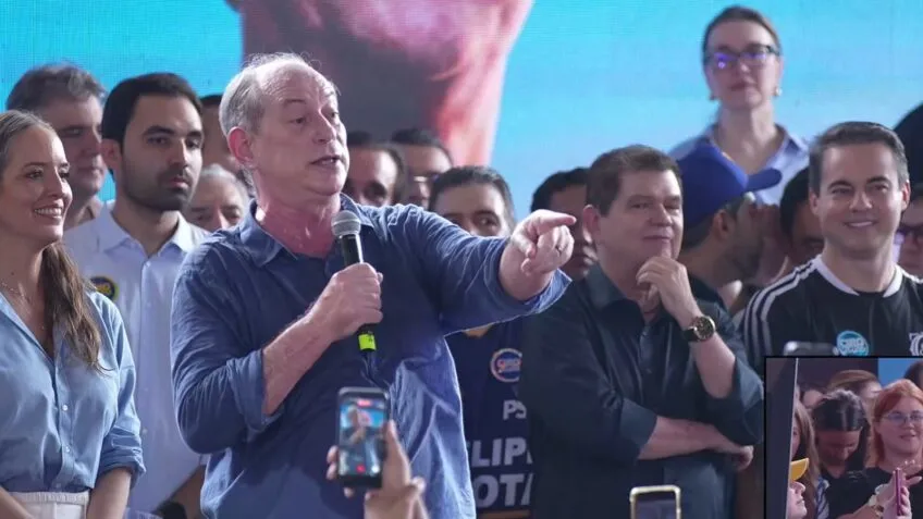 Ciro Gomes discursando em evento político durante lançamento de pré-candidatura no Ceará.