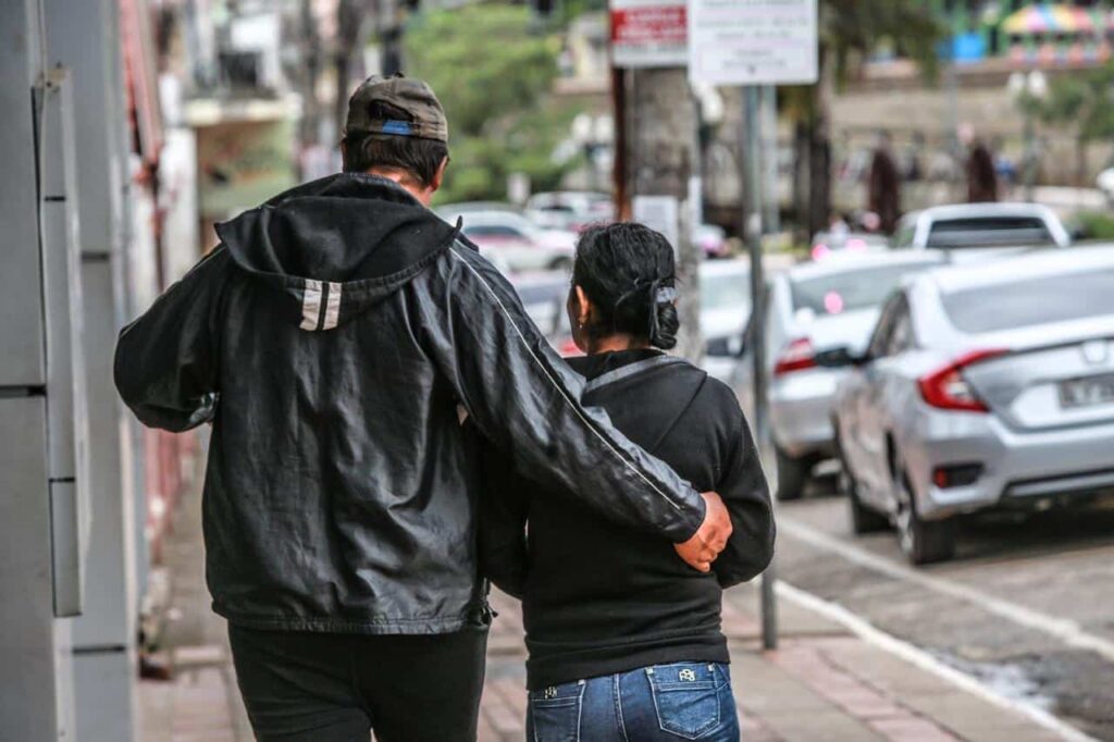Onda de frio chega ao Acre nesta segunda e aumenta risco de chuvas fortes e ventos intensos.