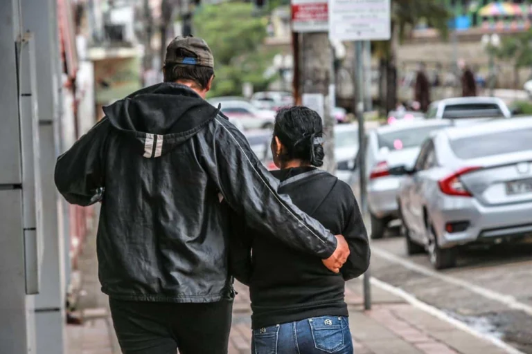 Onda de frio chega ao Acre nesta segunda e aumenta risco de chuvas fortes e ventos intensos.