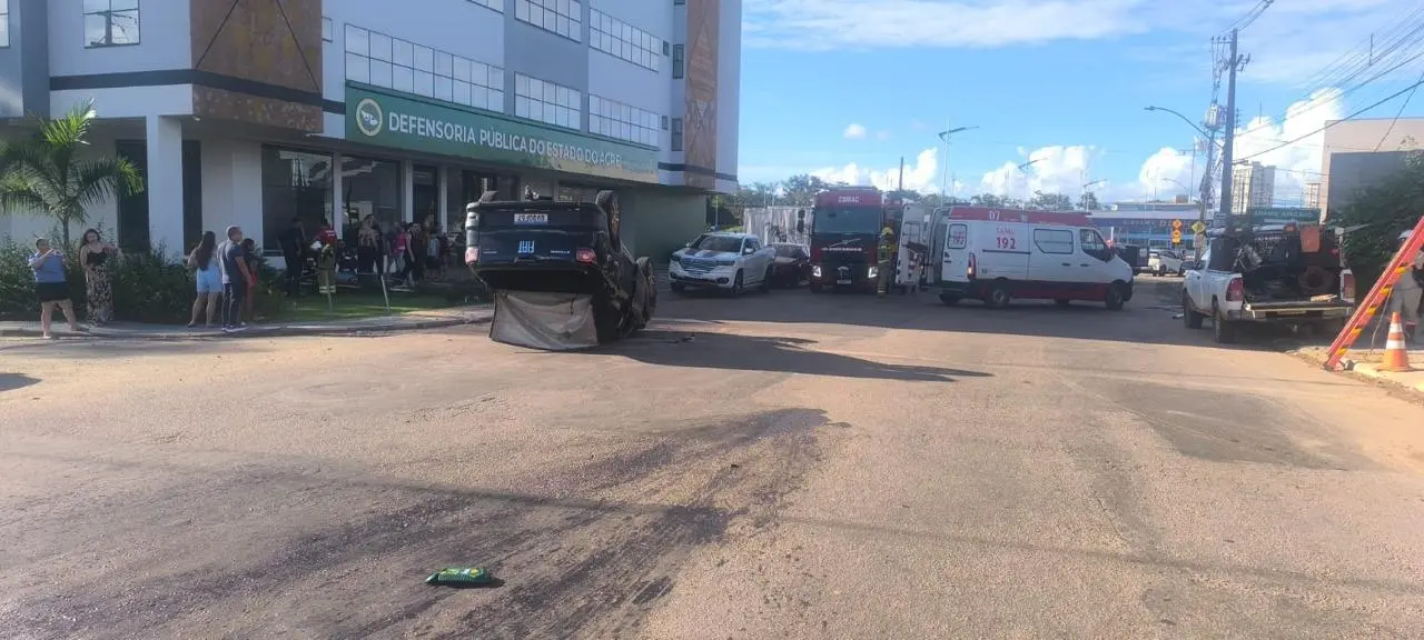 Motorista perde controle de veículo e capota após bater em poste de iluminação em Rio Branco