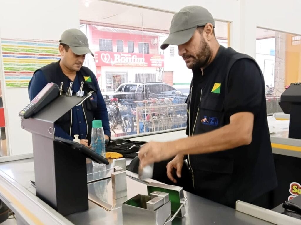 Técnicos do Ipem realizam verificações metrológicas em balanças comerciais.